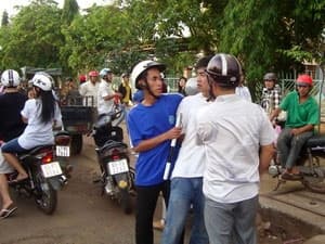Côn đồ ngang nhiên chặn chém người giữa đường