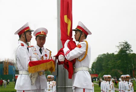 Thiêng liêng lễ chào cờ trước Lăng Bác