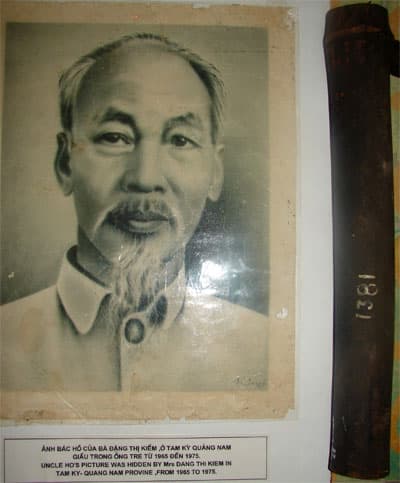 Tấm ảnh Bác Hồ trong ống tre