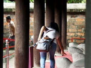 Hạn chế tình trạng sờ đầu rùa, xoa bia tại Văn Miếu