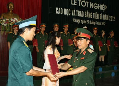 Trao bằng cho 13 tiến sĩ và 498 thạc sĩ