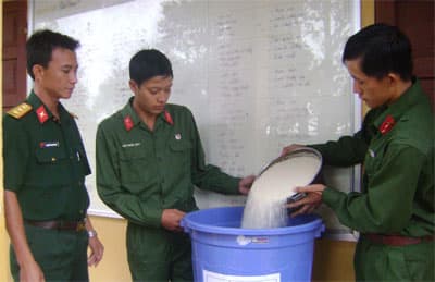 Hũ gạo vì người nghèo