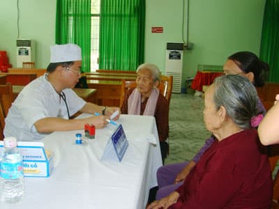 Khám bệnh, tặng quà cho hơn 400 đối tượng chính sách, người nghèo