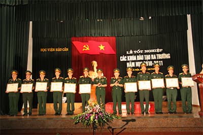 Cán bộ gần gũi để hiểu bộ đội