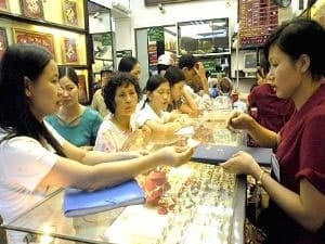 Giá vàng giảm nhẹ, dao động quanh 42,1 triệu đồng