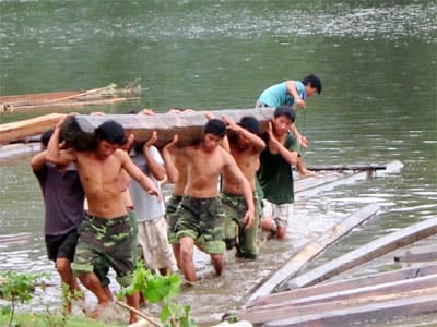 Bản làng trên vai các anh