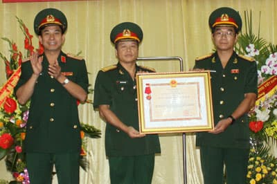 Đón nhận Huân chương Bảo vệ Tổ quốc hạng Ba