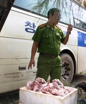 Phát hiện xe khách chở thịt thối vào nam tiêu thụ