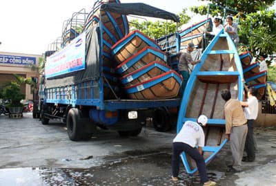 Trao tặng thuyền cứu hộ, cứu nạn cho các đội xung kích