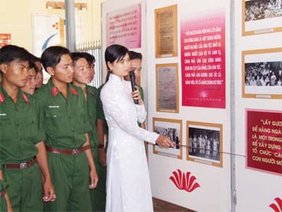 Tạo ấn tượng đẹp cho chiến sĩ mới ngay từ ngày đầu