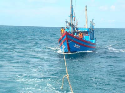 Cứu sống 7 ngư dân gặp nạn trên biển