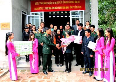 "Từ hôm nay, con gái tôi đã có một góc học tập đẹp đẽ..."