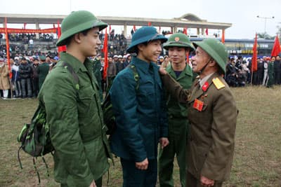 Thực hiện cấp phát thẳng quân trang cho chiến sĩ mới tại địa phương