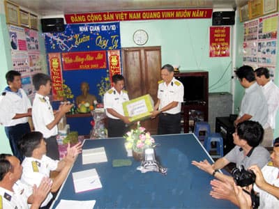 “Gia đình nhà giàn” vui Tết sớm