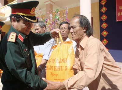 Tặng 200 suất quà cho quân, dân đảo Lý Sơn và  Cù Lao Chàm