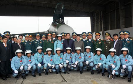 Thủ tướng Nguyễn Tấn Dũng thăm, kiểm tra, chúc Tết Trung đoàn không quân 923