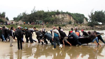 Trục vớt tàu cá bị chìm: Chưa thấy thêm thi thể nào