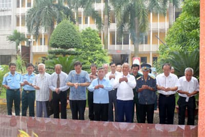 Ông Văn “B-52” làm rối nước