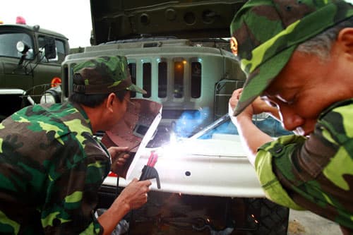 Dầm mình trong mưa gió, chuẩn bị phương tiện phục vụ tang lễ Đại tướng (xem clip)