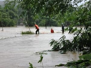 Đường sắt Bắc Nam qua Quảng Bình bị chia cắt do lũ