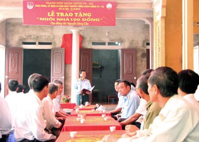 Bàn giao "Ngôi nhà 100 đồng" đầu tiên cho cán bộ Đoàn có hoàn cảnh khó khăn