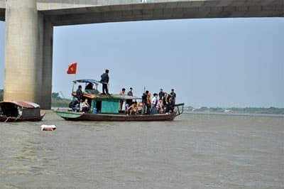 Nạn nhân bị bác sỹ ném xuống sông: Đã xác định được vị trí