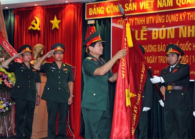 Đón nhận Huân chương Bảo vệ Tổ quốc hạng nhất