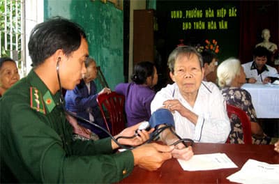 Giúp dân xóa đói nghèo, đến với dân khi bão, lũ...