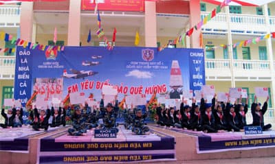 Tiếp thêm tình yêu biển, đảo