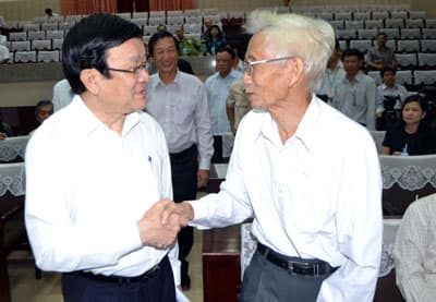 Chủ tịch nước Trương Tấn Sang tiếp xúc cử tri Quận 4, TP Hồ Chí Minh