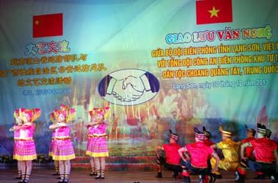 Giao lưu văn nghệ giữa Bộ đội Biên phòng Lạng Sơn với Công an Biên phòng Quảng Tây