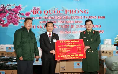 Bộ Quốc phòng trao quà Trung tâm điều dưỡng thương binh Nho Quan