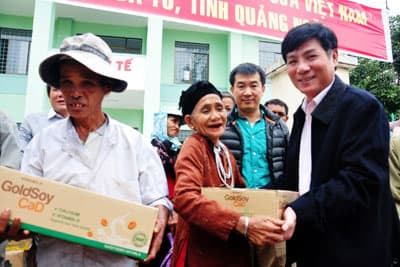 Vinamilk: Tặng quà đồng bào vùng lũ trị giá 1,6 tỉ đồng trong năm 2013
