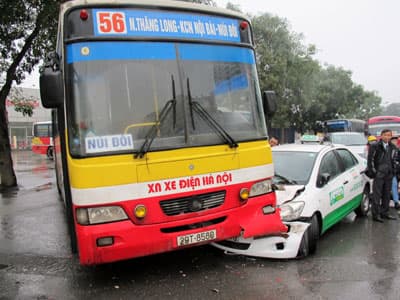 Xe buýt “đè” tắc-xi