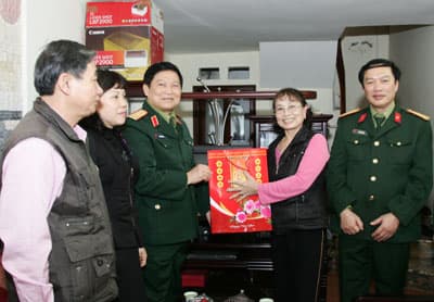 Thượng tướng Ngô Xuân Lịch thăm, chúc Tết tại phường Mai Dịch, quận Cầu Giấy (Hà Nội)