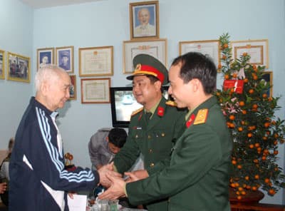 Thăm, tặng quà các gia đình có công với cách mạng