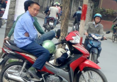 Mũ “rởm”, mũ “xịn” và chia sẻ của người dân