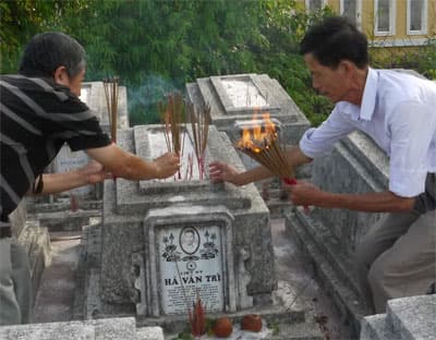 Lòng dân với người anh hùng