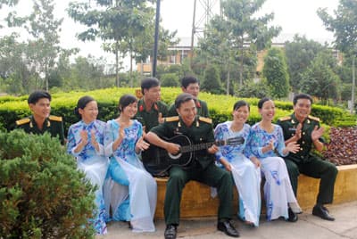 Khi cán bộ vui cùng chiến sĩ