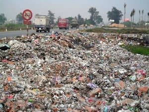 Đổ rác không đúng quy định có thể bị phạt 2 tỷ đồng