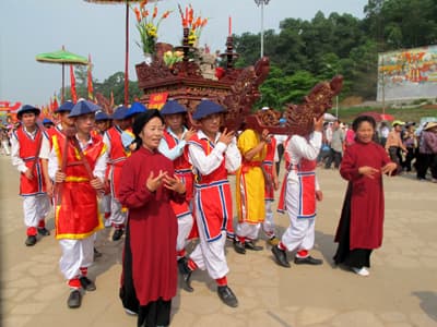 Lễ rước kiệu truyền thống về Đền Hùng