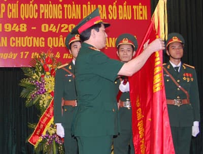 Tạp chí Quốc phòng toàn dân đón nhận Huân chương Quân công hạng Nhì