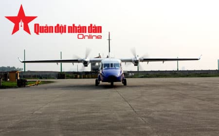 Máy bay tuần thám CASA-212 sẵn sàng hướng về phía biển (xem clip)