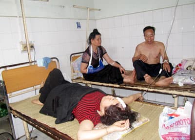 Xe du lịch bị tai nạn tại Lào, 3 người chết