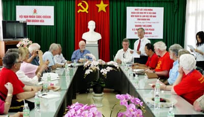 Đoàn Cựu binh Mỹ Vì hòa bình thăm Hội nạn nhân chất độc da cam/đi-ô-xin tỉnh Khánh Hòa