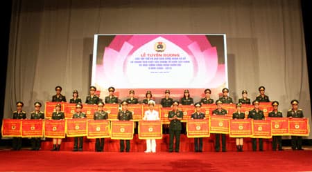 25 tập thể và 100 chủ tịch công đoàn xuất sắc được tuyên dương