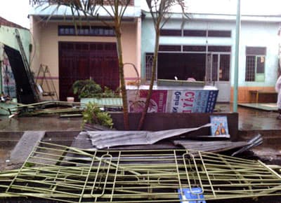 Lốc xoáy, mưa đá khiến 3 người thương vong