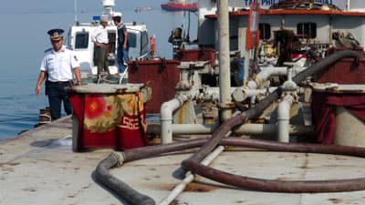 Bắt giữ tàu vận chuyển dầu bất hợp pháp