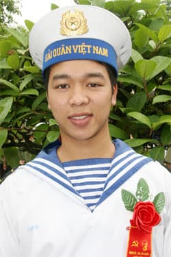 Cõng đồng đội xuyên bão đi cấp cứu