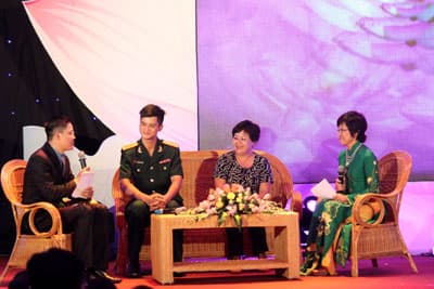 Ngời sáng tinh thần cống hiến, đức hy sinh